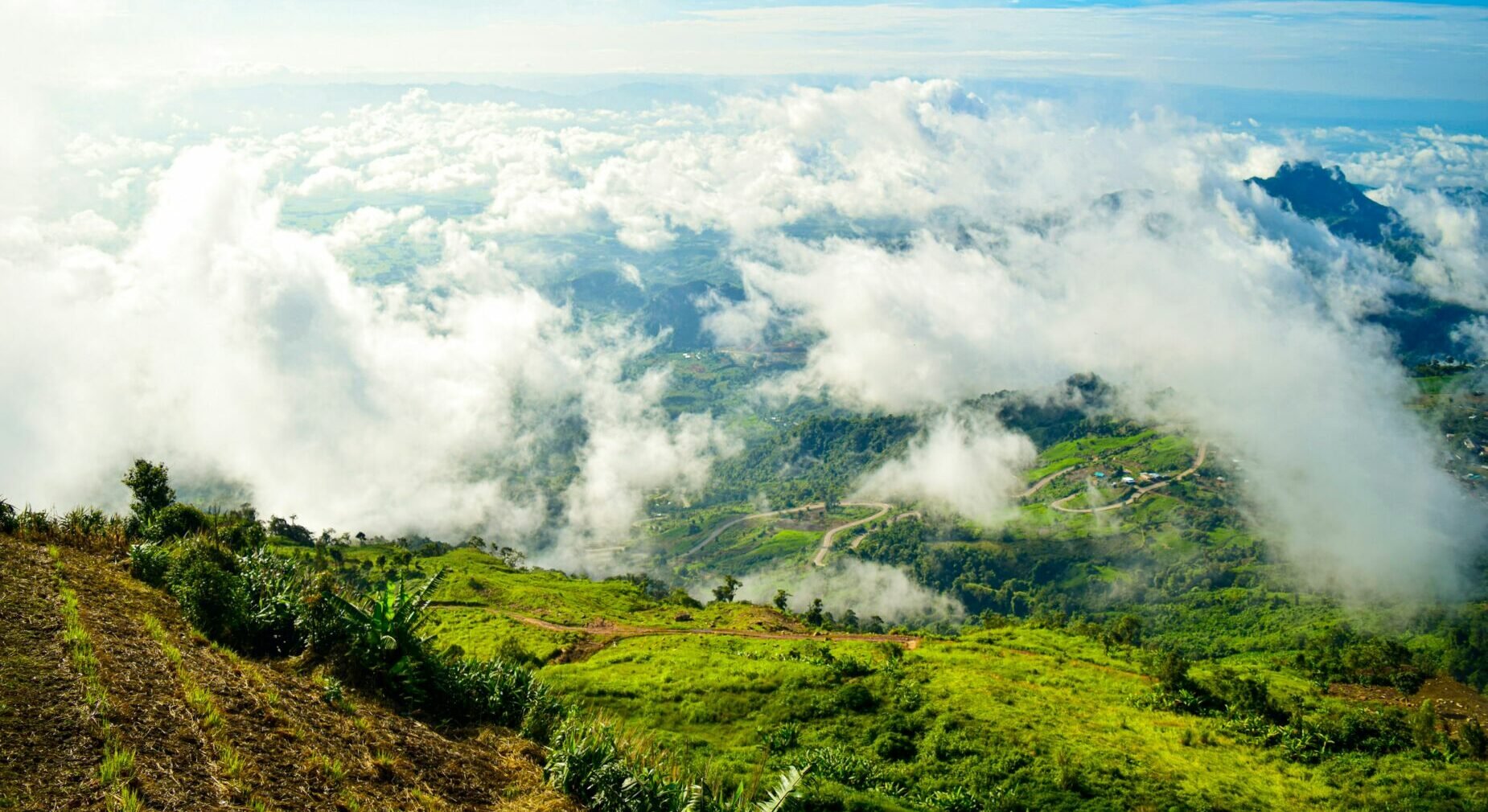 Cold air mass from China hits Thailand, temperatures drop