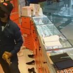 Golden getaway: Thief strikes at Pathum Thani shopping mall | Thaiger