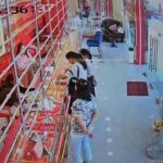 Students return 32,000 baht given by mistake at Saraburi gold shop | Thaiger