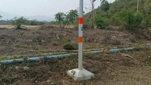 Mysterious swaying utility pole baffles Thai town residents (video)