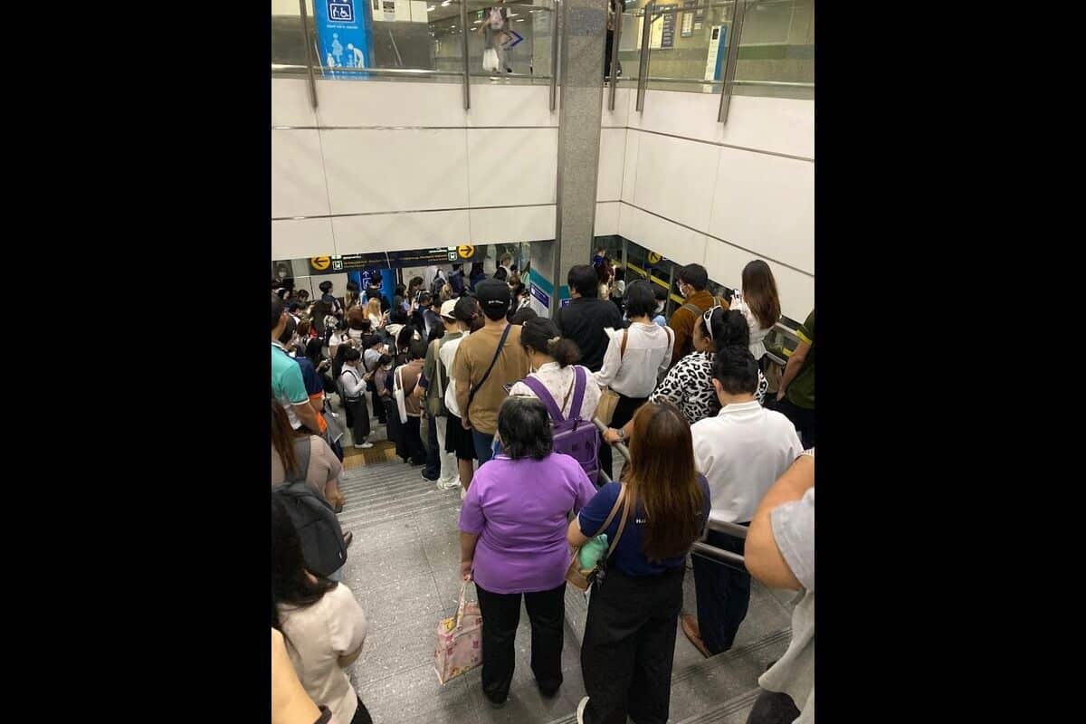 MRT breakdown leaves commuters stranded during rush hour