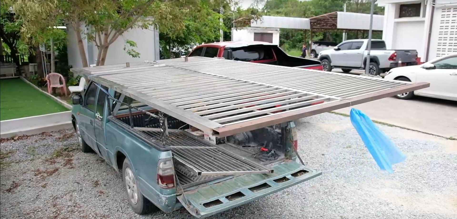 Gate crashers: Thieves steal stainless-steel gate in broad daylight | News by Thaiger