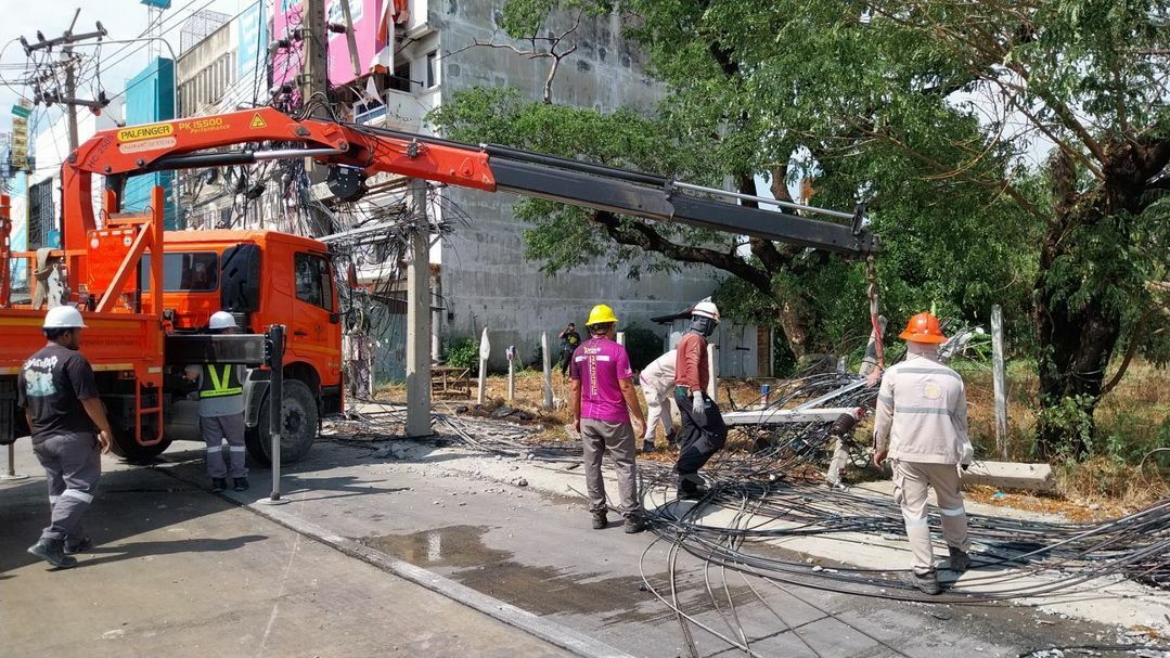Severe storm topples electricity poles, disrupts Pathum Thani traffic | News by Thaiger