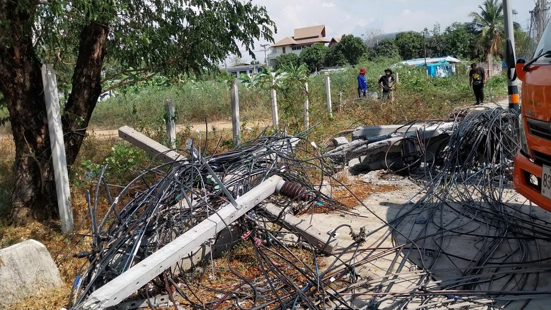 Severe storm topples electricity poles, disrupts Pathum Thani traffic | News by Thaiger