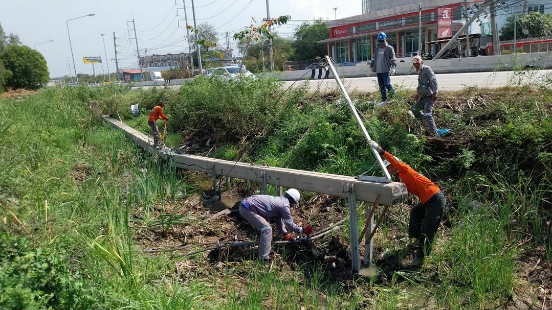 Severe storm topples electricity poles, disrupts Pathum Thani traffic | News by Thaiger