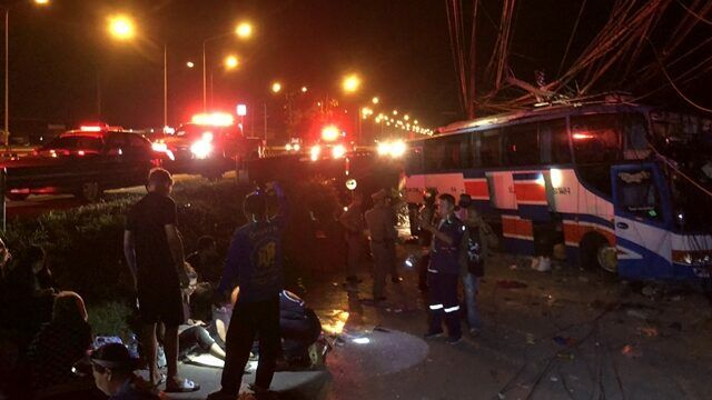 Drowsy driver crashes tour bus into power pole, injuring 36 | News by Thaiger