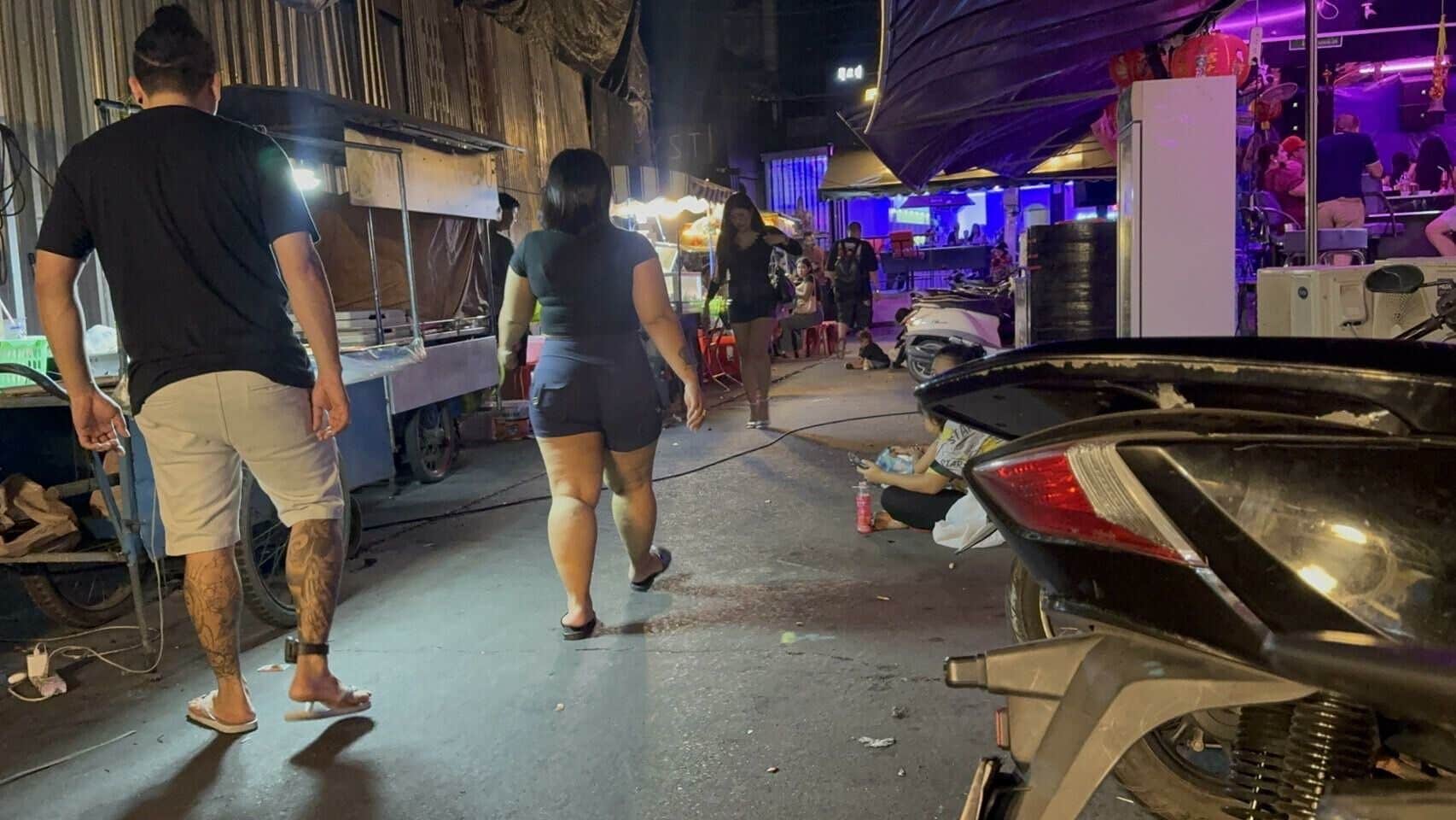 Tourists fume over persistent foreign beggars in Pattaya | News by Thaiger