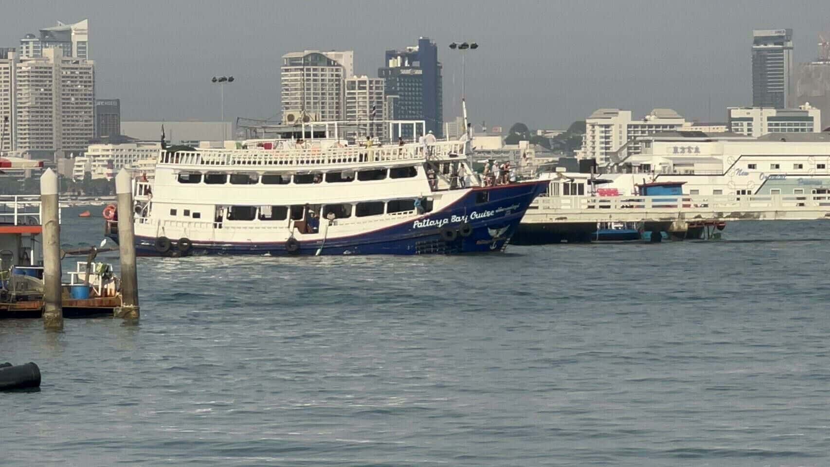 Smoke scare at sea: Pattaya tourist boat evacuates 35 passengers | News by Thaiger