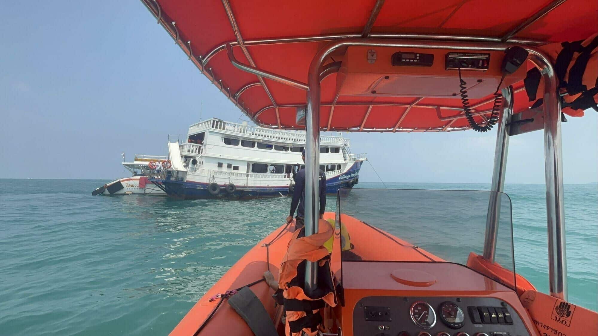 Smoke scare at sea: Pattaya tourist boat evacuates 35 passengers | News by Thaiger