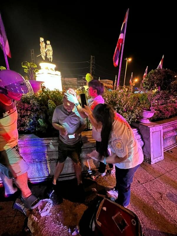 Pickup truck crashes into Phuket monument, blocking traffic | News by Thaiger