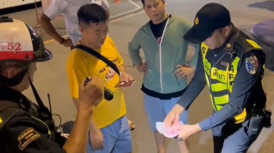 Chinese tourists' bags handed back by officers in Pattaya | News by Thaiger
