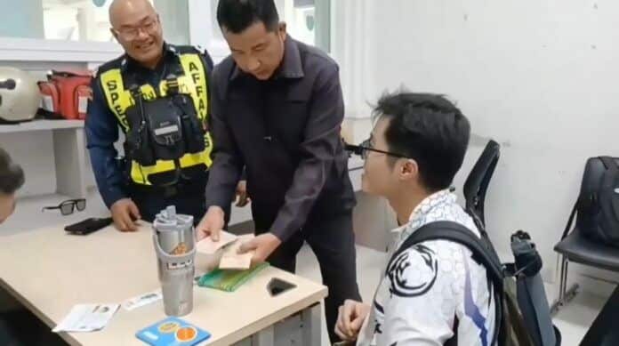Chinese tourists' bags handed back by officers in Pattaya | News by Thaiger