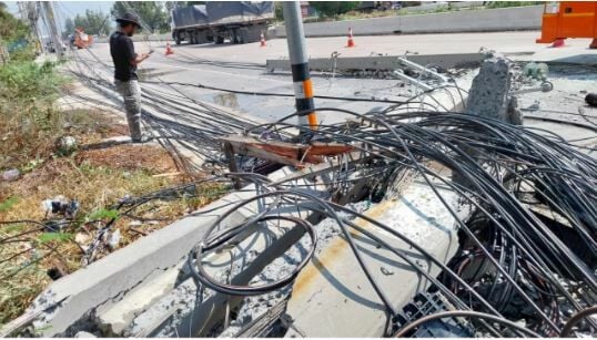 Severe storm topples electricity poles, disrupts Pathum Thani traffic | News by Thaiger