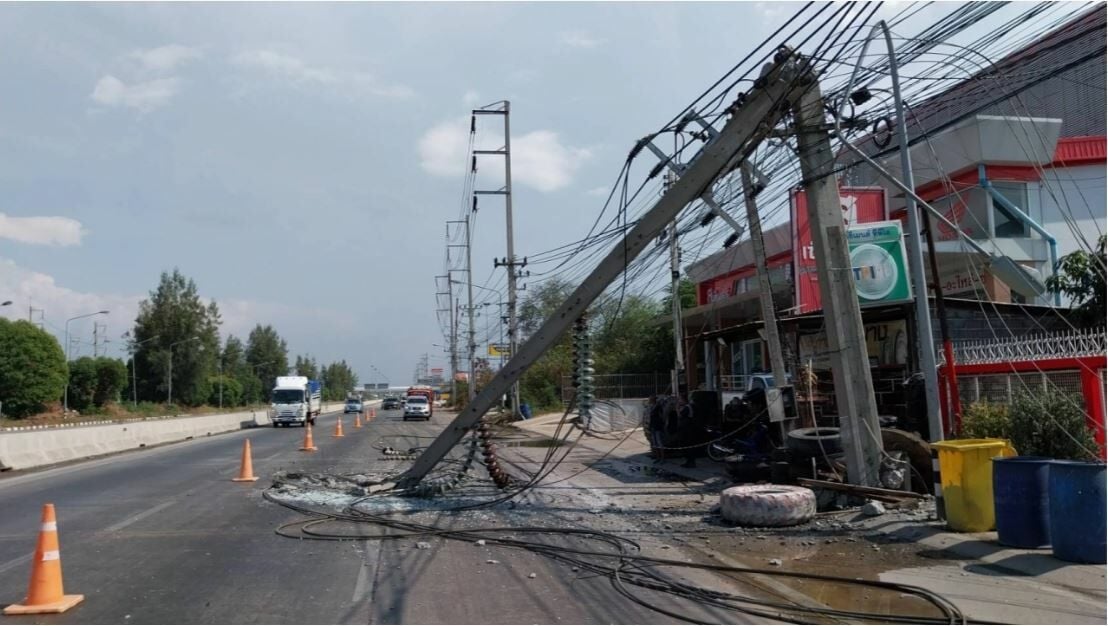 Severe storm topples electricity poles, disrupts Pathum Thani traffic | News by Thaiger