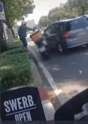 Bangkok motorist and rider resolve dispute, share ride home (video) | News by Thaiger