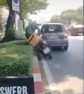 Bangkok motorist and rider resolve dispute, share ride home (video) | News by Thaiger