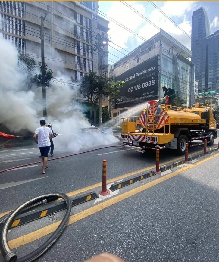 Luxury Mini Cooper goes up in flames on Bangkok street | News by Thaiger