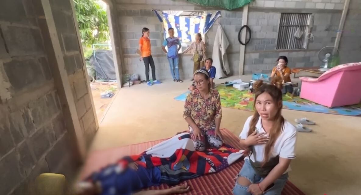 Village hero saves choking man with CPR after water mishap (video) | News by Thaiger