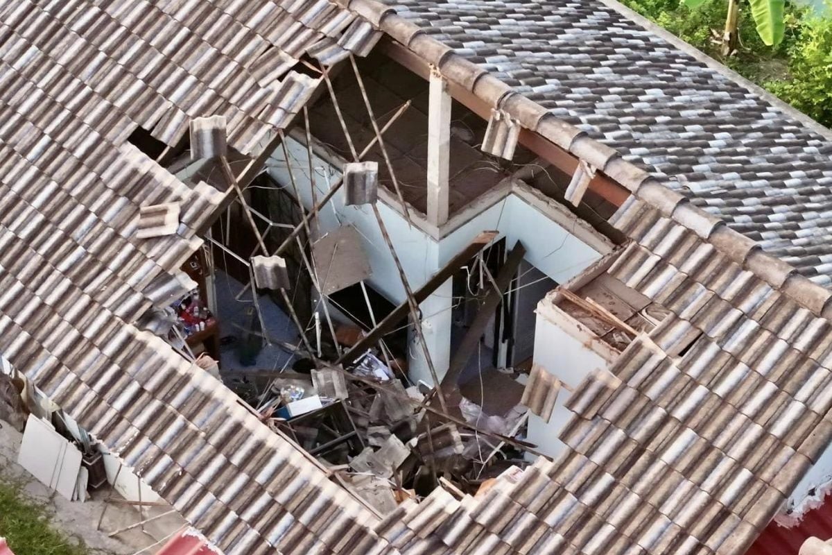 Thai family of 3 escape safely after roof collapse due to termites