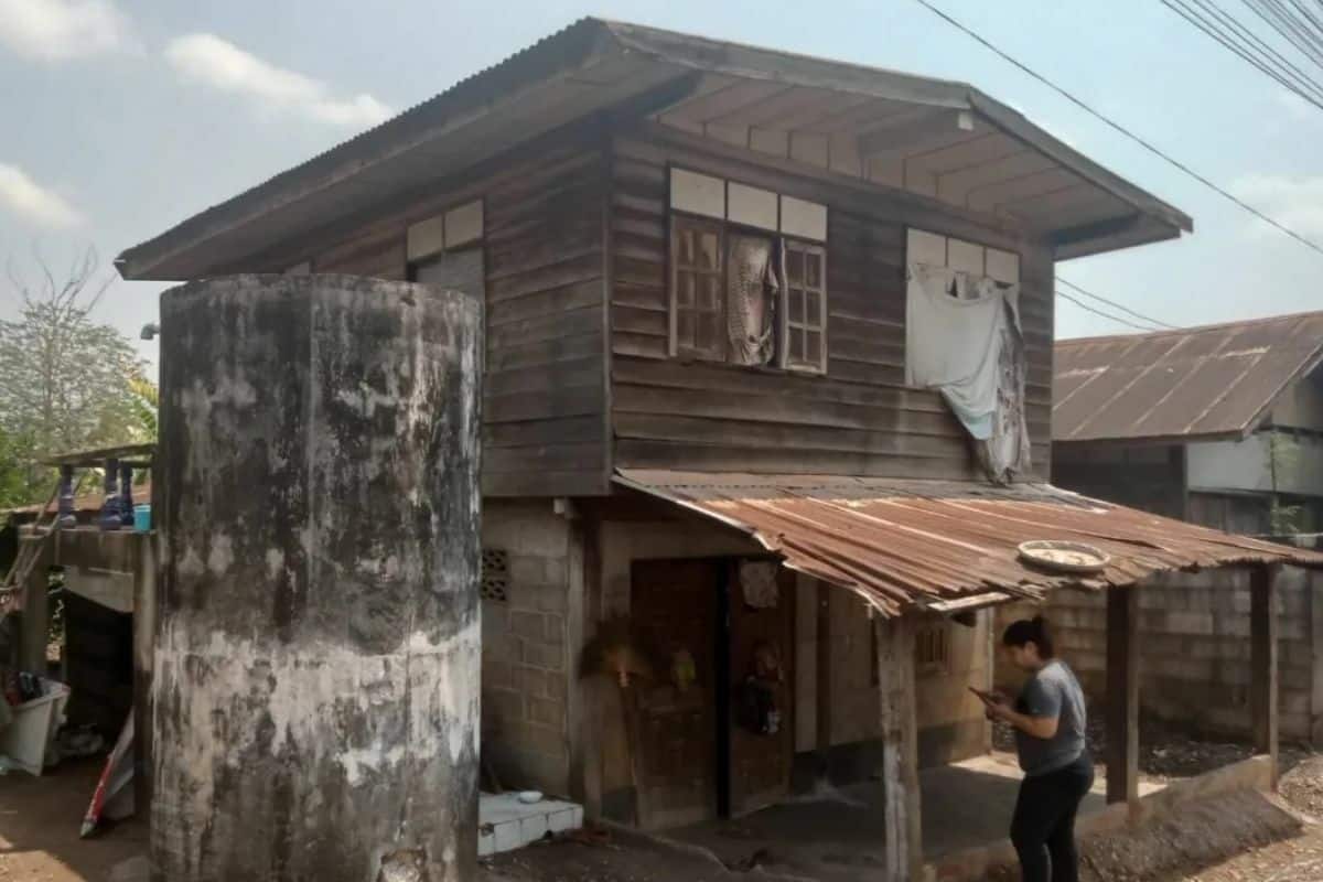 Thai rubber store owner helps garbage collector who found her lost money