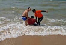 Pattaya lifeguards and foreigner rescue man from suicide (video)