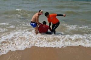 Pattaya lifeguards and foreigner rescue man from suicide (video)