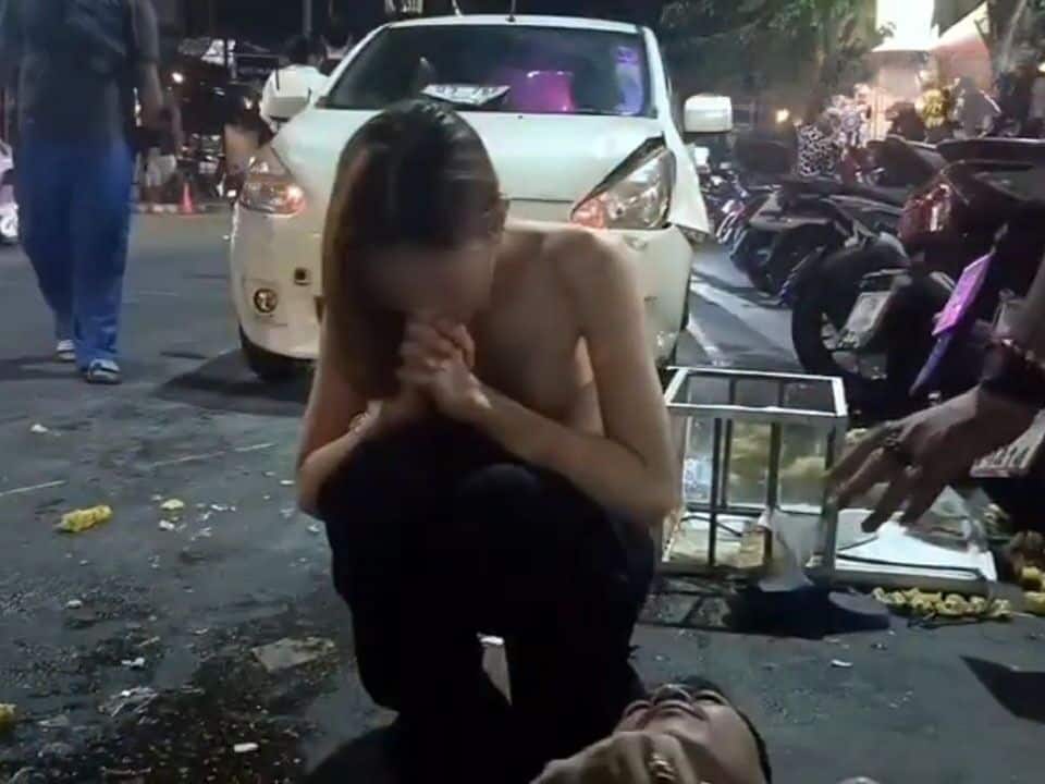 Drunk transwoman driver crashes into Pattaya meatball vendor | News by Thaiger