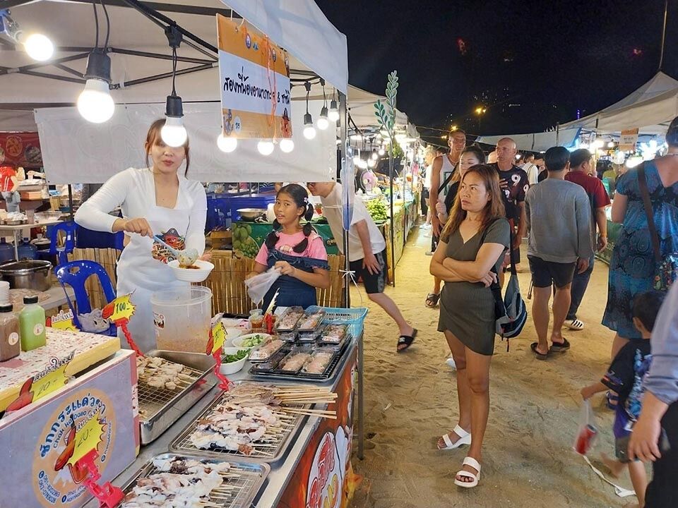 Pattaya Squid Fair draws massive crowds to Jomtien Beach | News by Thaiger