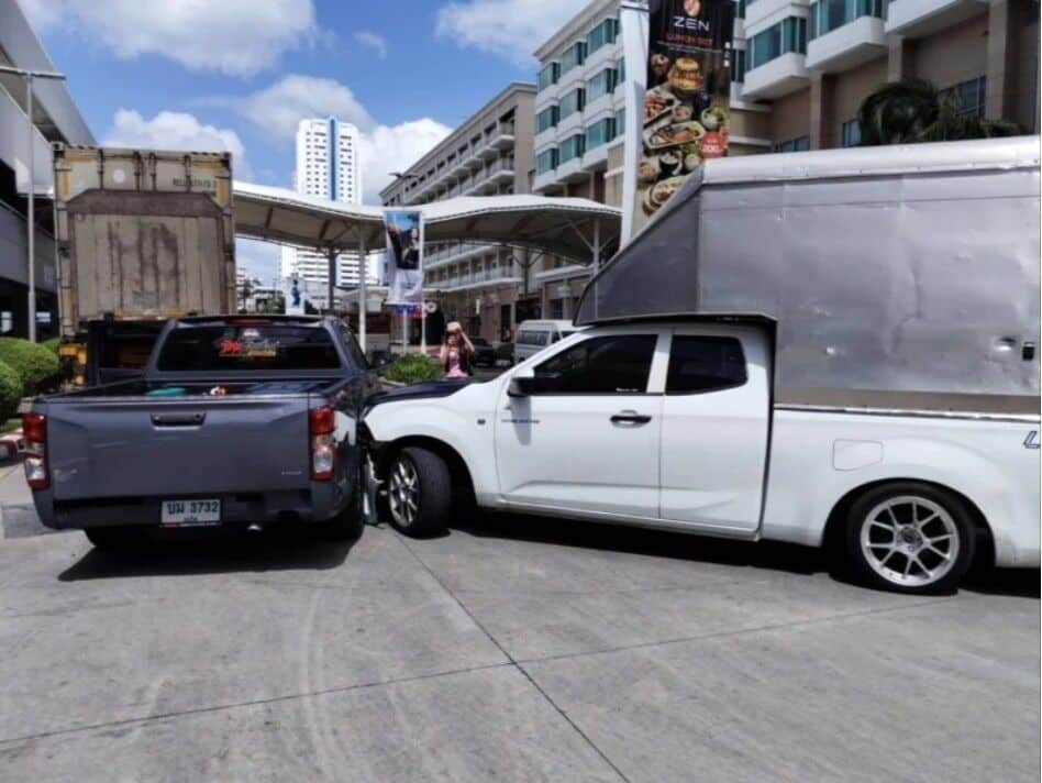 Patong road rage: Pickup driver brutally attacks motorist | News by Thaiger