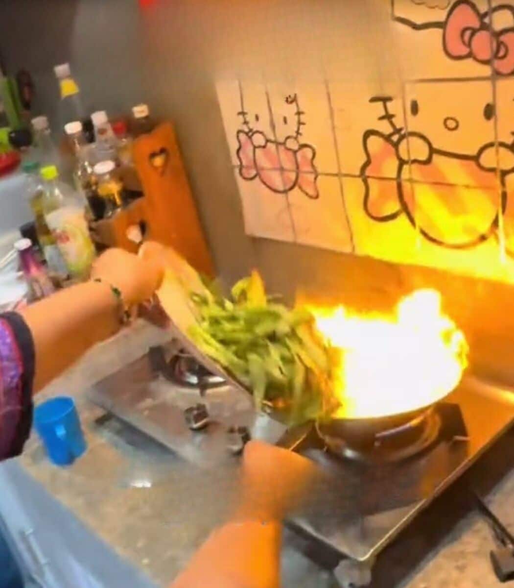 Fiery stir-fry chaos: Cook’s dish sets floating restaurant ablaze (video) | News by Thaiger