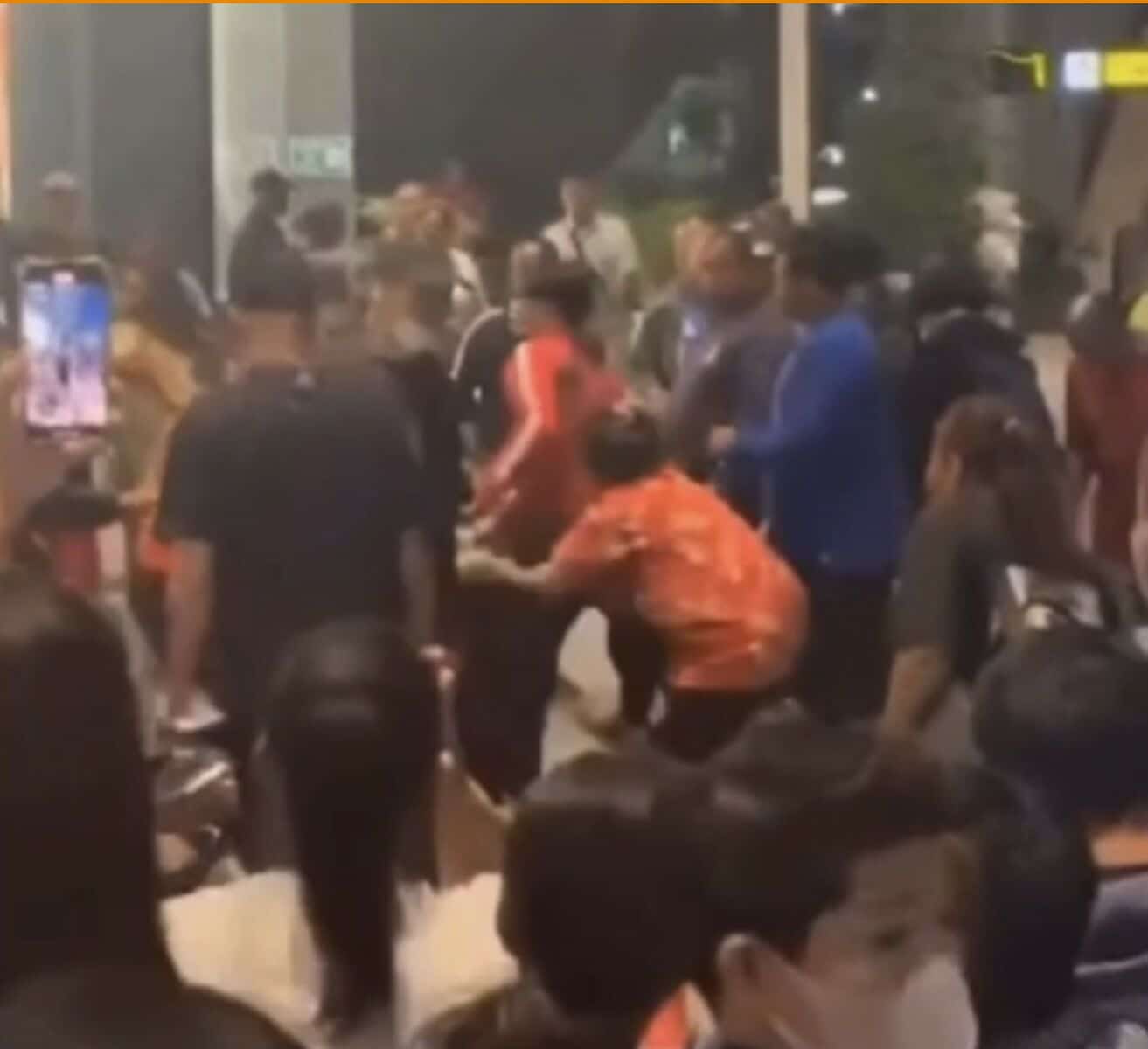 Mall chaos: Bag frenzy sparks fight in Central Thailand | News by Thaiger