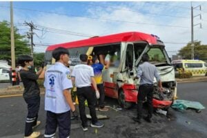 Bus and truck collision in Ubon Ratchathani injures 11