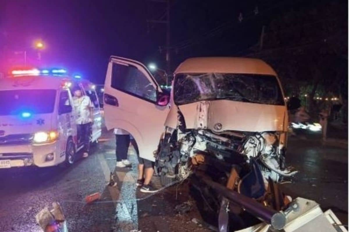 Airport van crashes into traffic pole in Phuket smash