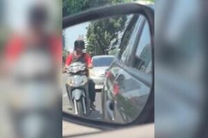 Road rage: Motorcyclist damages car mirrors in Bangkok