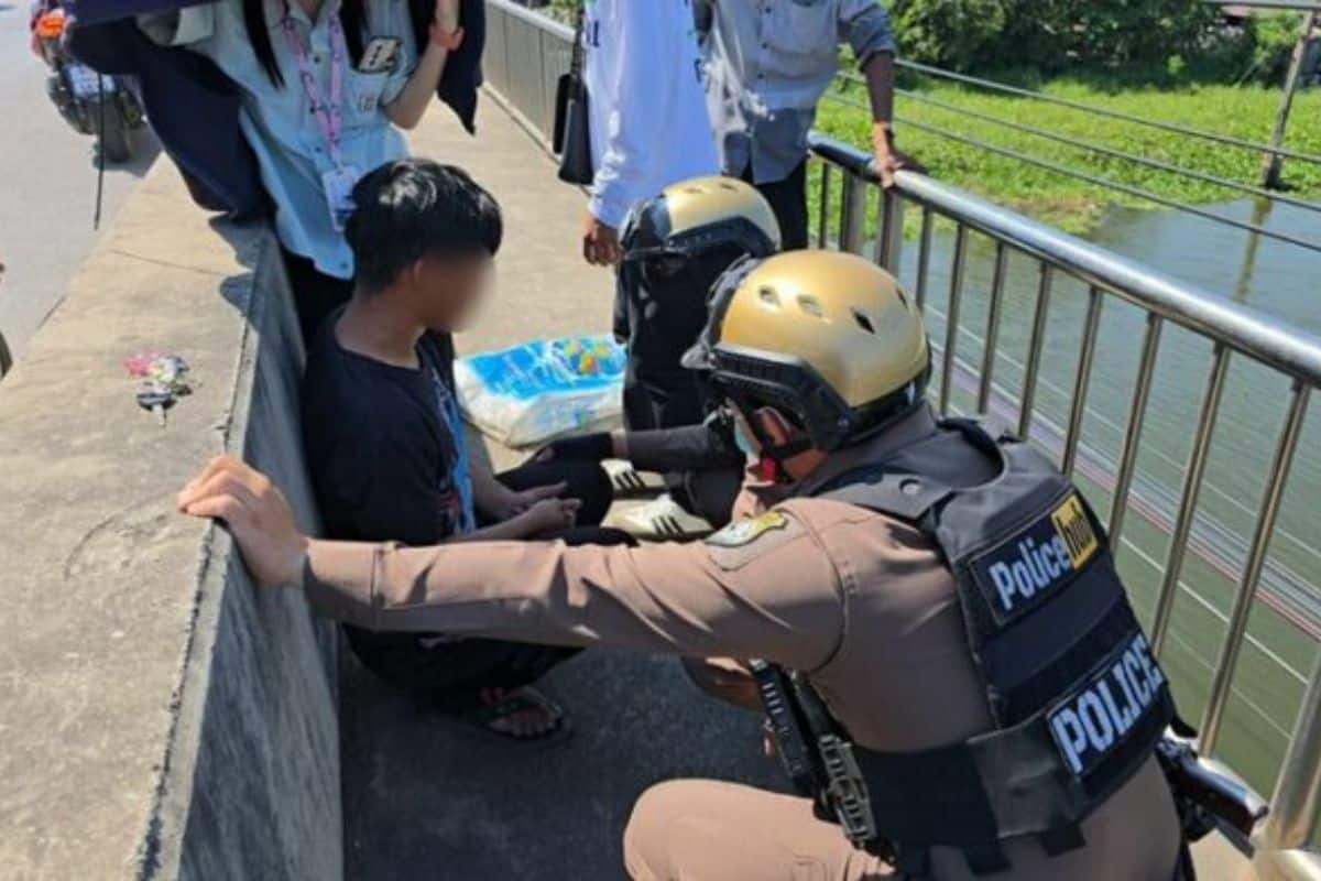 Man saved from bridge after wedding fund dispute in Samut Prakan