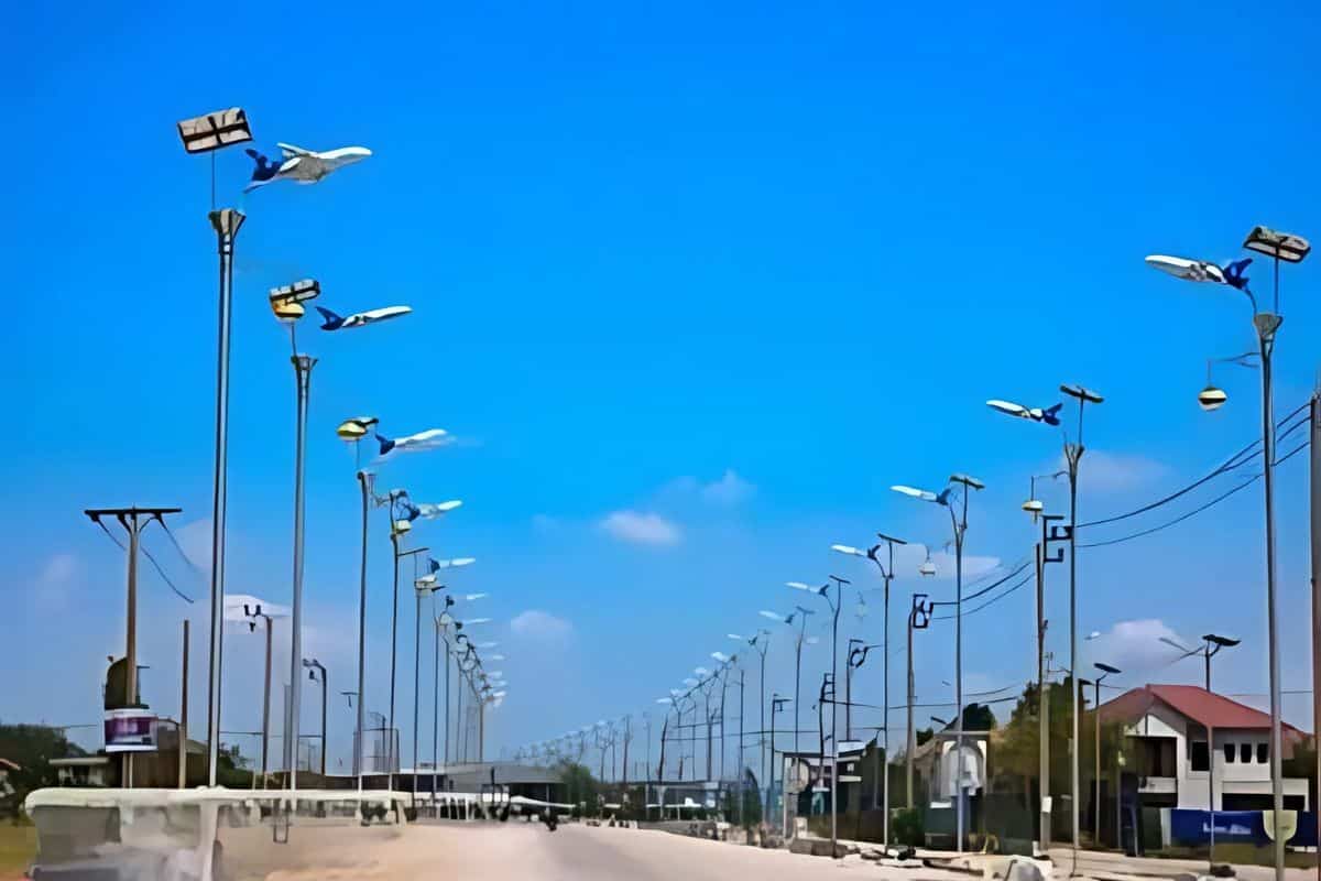 Bizarre ‘airplane’ light poles spark online debate in Samut Prakan (video) | News by Thaiger