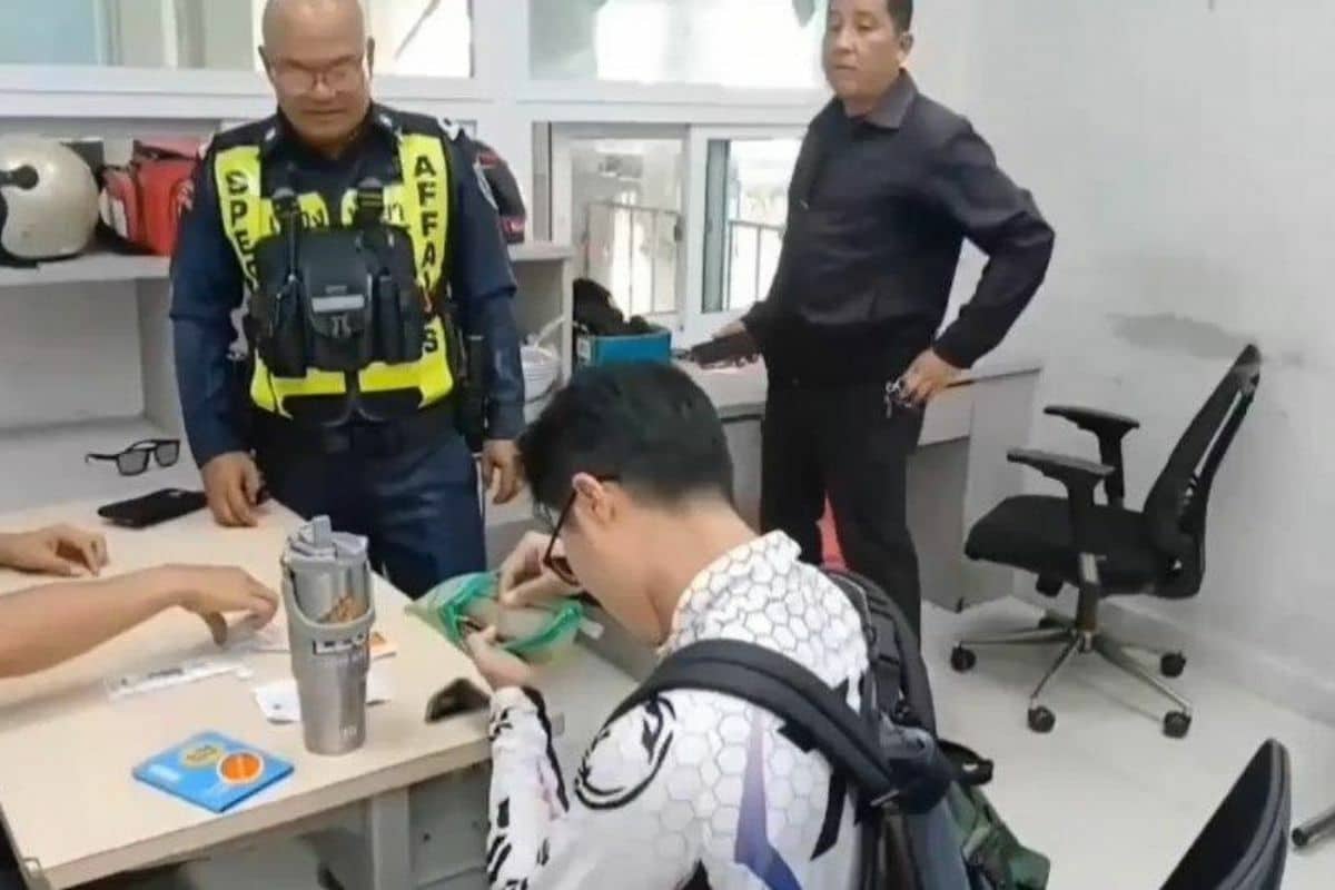 Chinese tourists’ bags handed back by officers in Pattaya