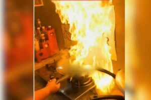 Fiery stir-fry chaos: Cook’s dish sets floating restaurant ablaze (video)