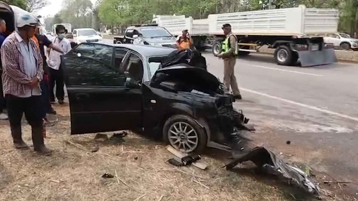 Deadly crash horror: Sedan ploughs into pickup in fiery Loei smash | News by Thaiger