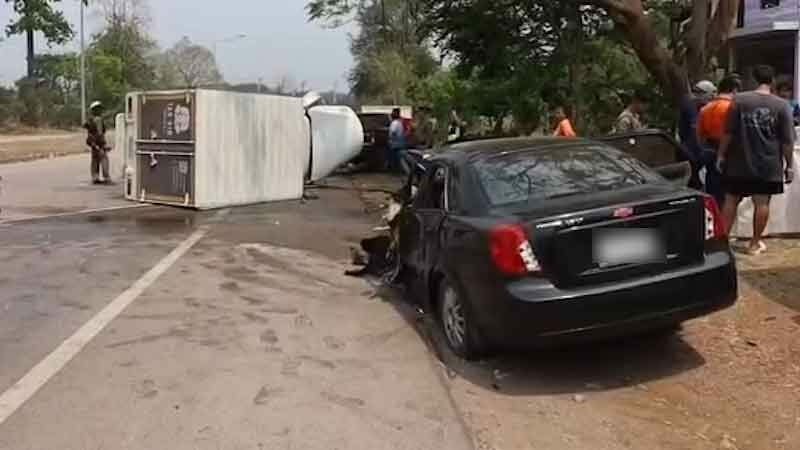 Deadly crash horror: Sedan ploughs into pickup in fiery Loei smash | News by Thaiger