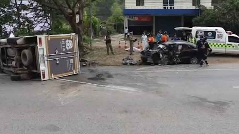 Deadly crash horror: Sedan ploughs into pickup in fiery Loei smash | News by Thaiger
