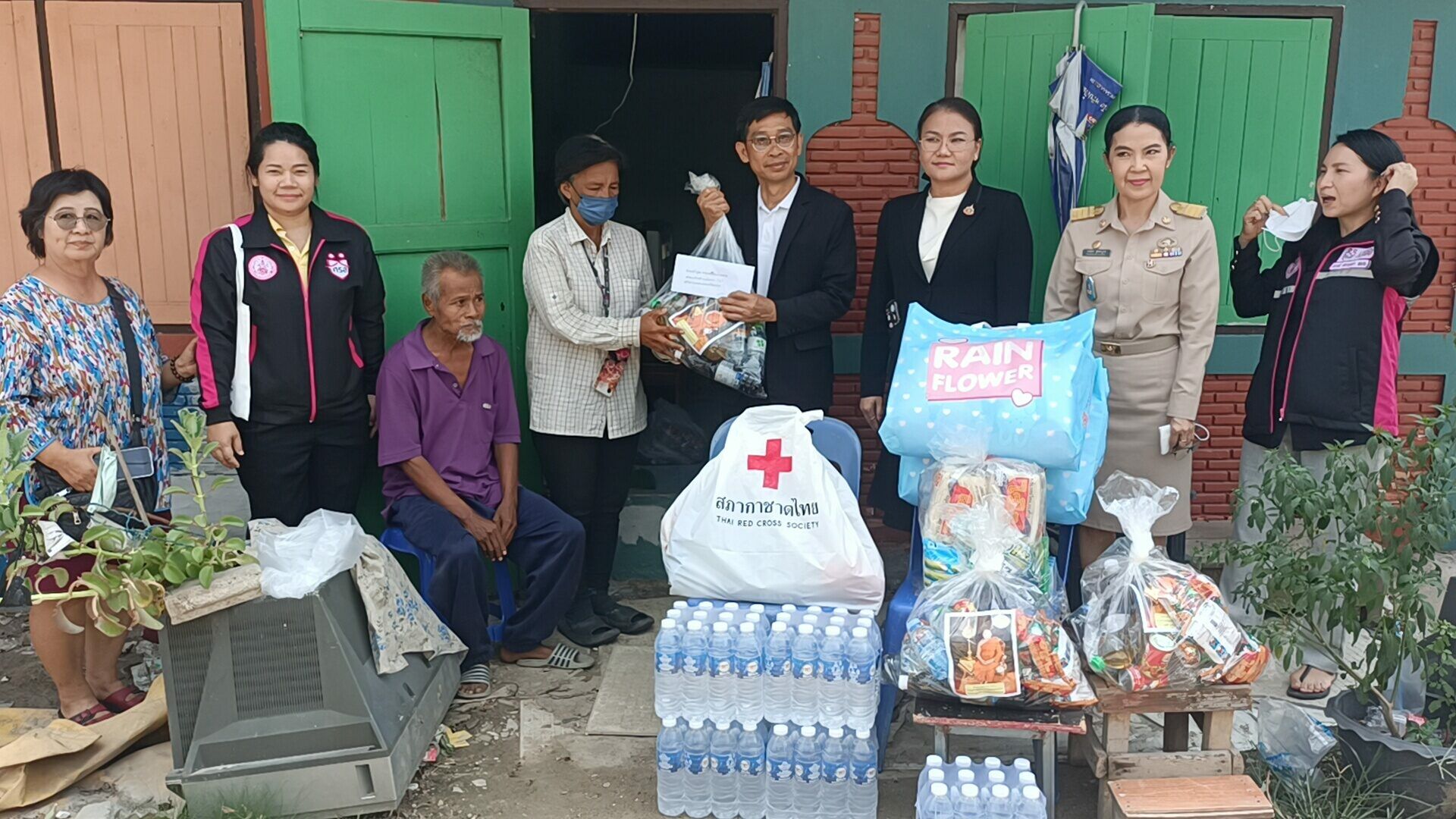 Suicidal Thai woman thanks public donations relieving hardship | News by Thaiger