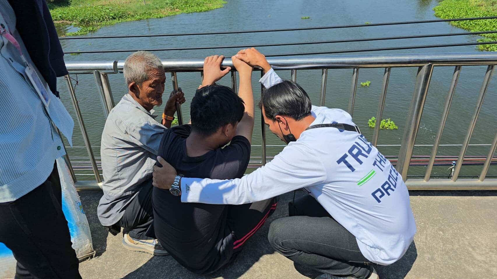 Man saved from bridge after wedding fund dispute in Samut Prakan | News by Thaiger
