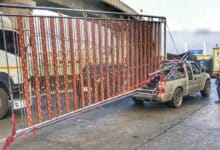 Pickup truck’s unsafe metal door transport sparks expressway safety alert