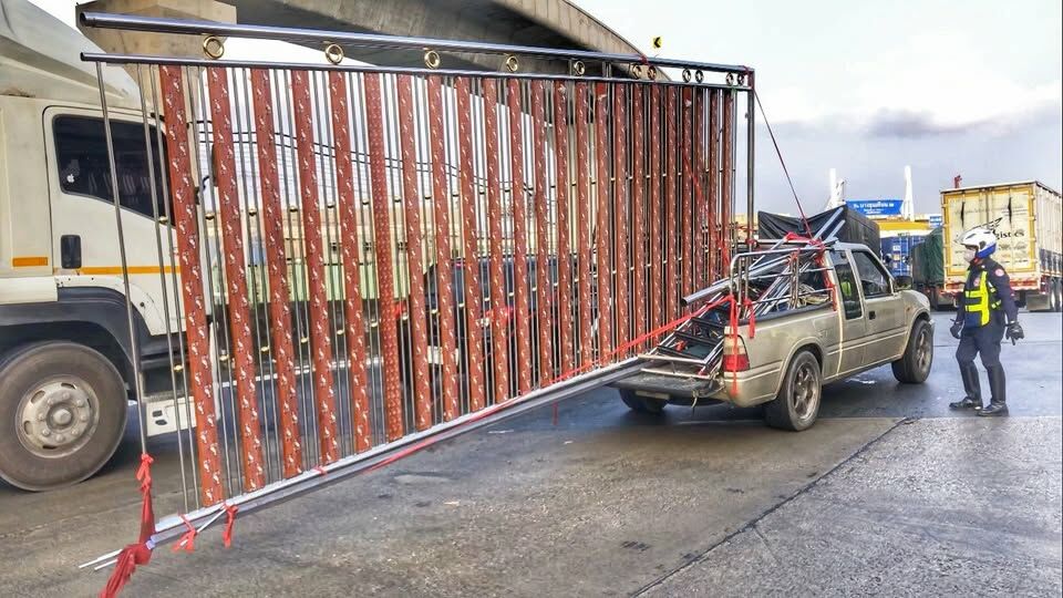 Pickup truck’s unsafe metal door transport sparks expressway safety alert