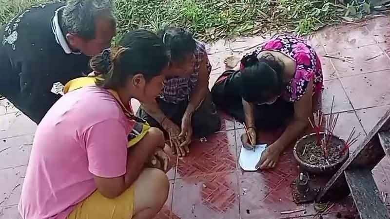 Uthai Thani locals flock to ancient tree for lottery luck | News by Thaiger