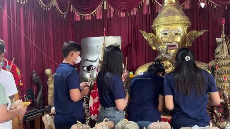 Ayutthaya hermitage draws crowds for blessings, lucky numbers | News by Thaiger