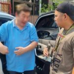 Road raging man detained for threatening riders with gun and knife | Thaiger