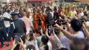 Sacred ritual at Wat Thep Sorn Thamaram draws notable crowd