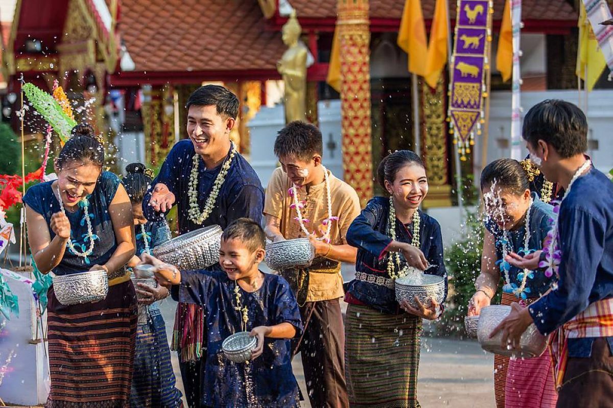 Traditional or outgoing day for Songkran in Thailand?